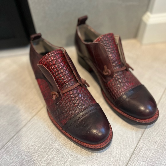 Freebird Mabel Womens size 6 Wine Distressed Leather Slip on Oxfords